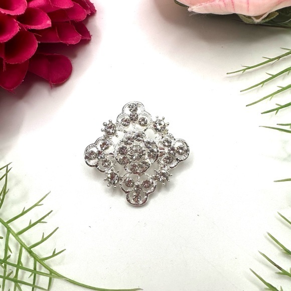 Jewelry - NEW⚜️Classic Crystal Cluster Embellished Brooch